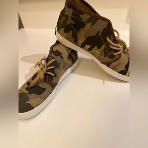 POLO CANVAS W/LEATHER TRIM CAMOUFLAGE HIGH TOP SNEAKERS. SIZE 7.   NWOT